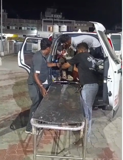 नरसिंहपुर थाना करेली क्षेत्र में सड़क दुर्घटना में गंभीर रूप से घायल बुजुर्ग व्यक्ति को डायल-112 जवानों ने एफ आर व्ही वाहन से पहुँचाया अस्पताल। 